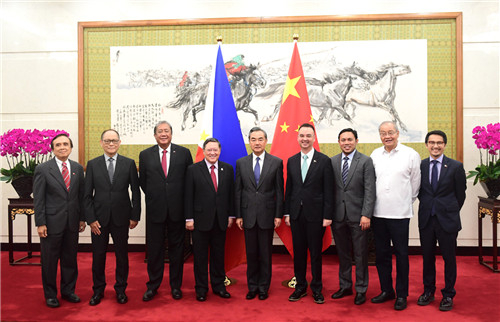 Chinese State Councilor and Foreign Minister Wang Yi (C) meets with a Philippine government delegation led by Finance Secretary Carlos Dominguez (4th L) in Beijing, August 22, 2018. /MOF  Photo