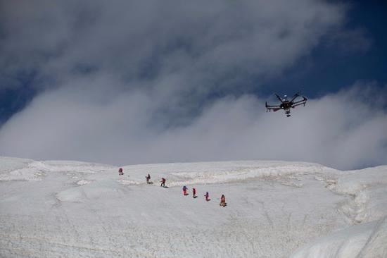  The crew were forced to stop at 6,200 meters on the highest peak of the Purog Kangri Glacier due to the harsh conditions. (Photo provided to China Daily)