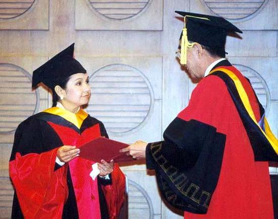 Arroyo receives an honorary PhD degree at Tsinghua University in Beijing on Oct 30, 2001. (GUO HAIJUN/FOR CHINA DAILY）