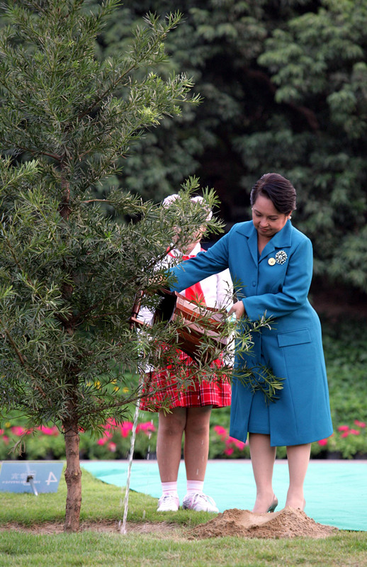 Arroyo plants a tree during the commemorative summit marking 15 years of China-ASEAN ties in Nanning, capital of the Guangxi Zhuang autonomous region, on Oct 30, 2006. （WU ZHIYI/CHINA DAILY）