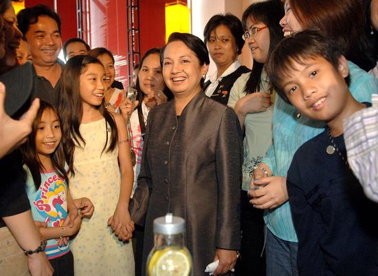 Philippine president Gloria Macapagal Arroyo meets Filipinos living in Chengdu, Sichuan province at a Philippine-invested shopping center in Chengdu on June 6, 2007. (SHAO XING/FOR CHINA DAILY)