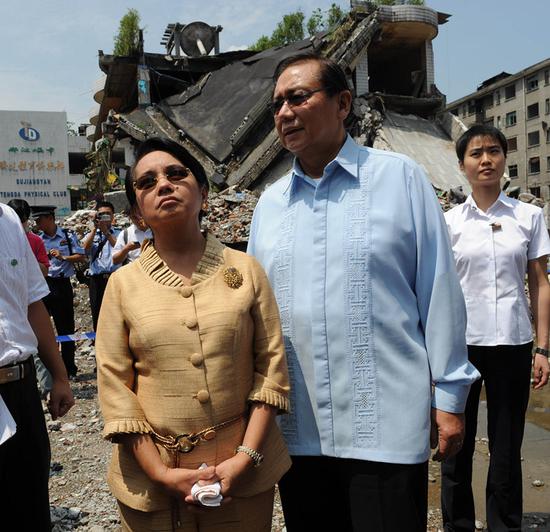 Arroyo visits the area struck by the Wenchuan earthquake in Sichuan province, on Aug 7, 2008, with her husband. （YIN GANG/FOR CHINA DAILY）