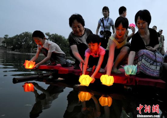 People float water lanterns during celebrations for the Zhongyuan Festival in Beijing. (Photo/China News Service)