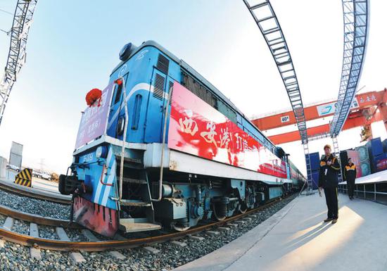 A cargo train is ready to depart from Xi'an to Moscow. (Photo/Xinhua)