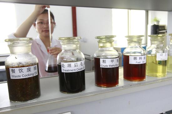 A researcher tests a biofuel made from cooking oil in Shangrao, Jiangxi province. (Photo/Xinhua)