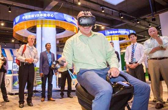 A customer experiences a virtual reality product of NetDragon in Fuzhou, Fujian province. (Photo provided to China Daily)