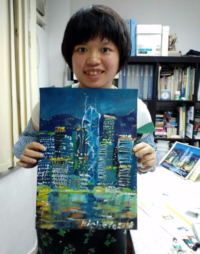 TSC patient Lam Chuk-yiu holds a picture she painted. (Photo/China Daily)