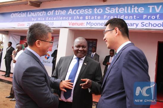 Malawi's Minister of Information and Communications Technology, Nicholas Dausi (centre) chats with Chinese officials. (Xinhua/photo by Malawi information department)