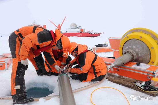 Chinese scientists work on the ice during the country's ninth Arctic expedition. (Photo/Xinhua)