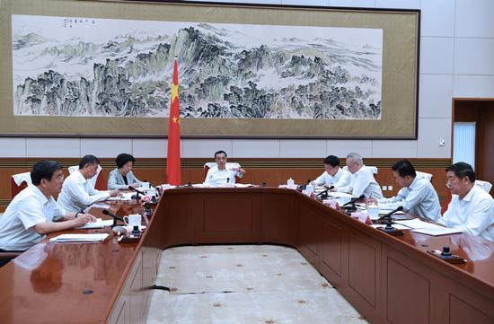 Premier Li Keqiang presides over a meeting of the State Council leading group for promoting western development on Aug。 21, 2018. （Photo/Xinhua）