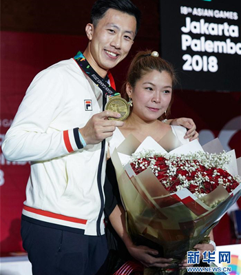 Lam Hin-chung poses with his girlfriend after making a surprising proposal at the Asian Games on August 23. /Xinhua News Agency Photo 