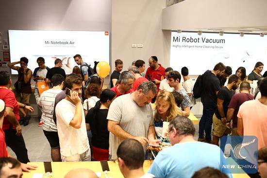 Throngs of customers select and try to use Xiaomi products at the Xiaomi flagship store at the Dizengoff Center mall in Tel Aviv, Israel, on Aug. 22, 2018. (Xinhua photo)