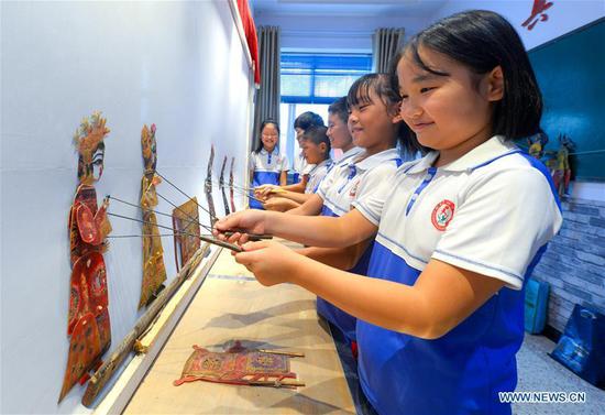 Traditional Chinese arts activities enrich students' summer vacation in China's Hebei 