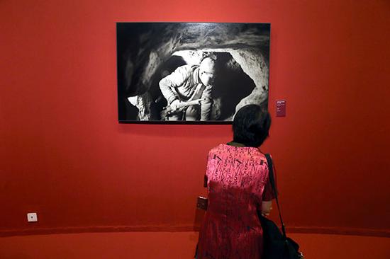 Photos of Shi shaohua are on show at An Epic through Shi Shaohua's Lens at the National Art Museum of China. (Photo by Jiang Dong/China Daily)