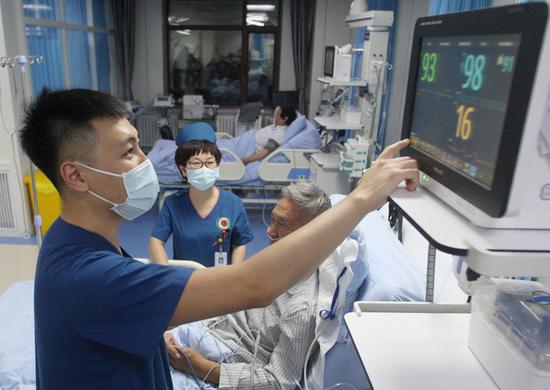 Patients injured in the hotel fire receive treatment at Harbin First Hospital on Saturday. (Photo/CHINA DAILY)