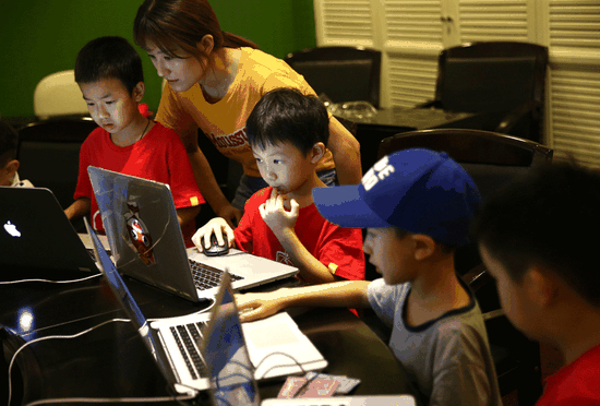A teacher explains how to use coding to create games at a summer camp organized by Codemao in Beijing in July.  
(ZOU HONG/CHINA DAILY)