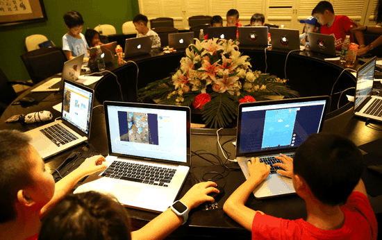 Children are learning coding design games in a competition in Beijing. (ZOU HONG/CHINA DAILY)
