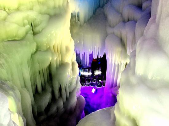 Ningwu county's ancient ice cave has drawn many visitors who also come to enjoy other local attractions, including the wooden tombs and a cliff-side village. (Photo by Yang Feiyue/China Daily)