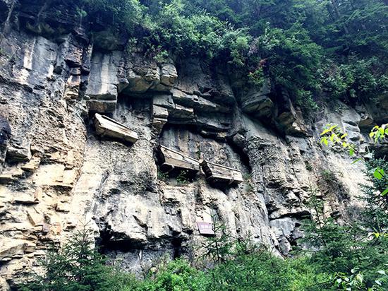 Ningwu county's ancient ice cave has drawn many visitors who also come to enjoy other local attractions, including the wooden tombs and a cliff-side village. (Photo by Yang Feiyue/China Daily)