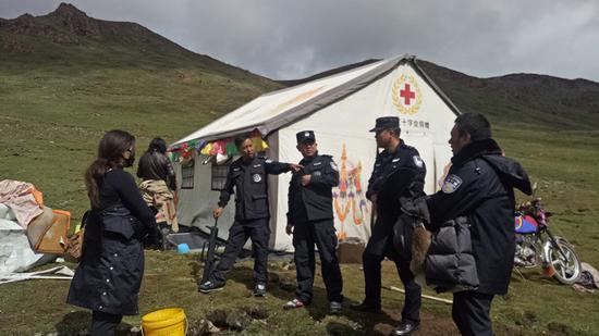 Members of a law enforcement team visit a herdsman's house in Hoh Xil, Qinghai Province, on Monday. (WANG SHENGQIANG/FOR CHINA DAILY)