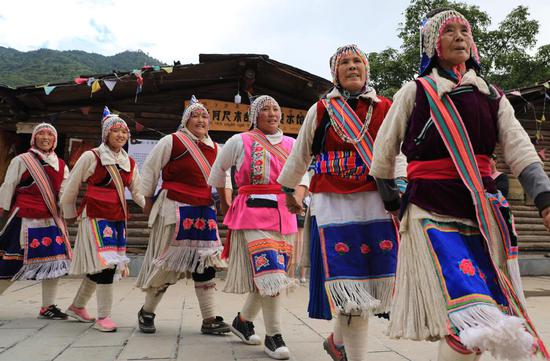 Residents perform Achi Mugua dance, which originated in Tongle village. (PEI XIAOGE/FOR CHINA DAILY)
