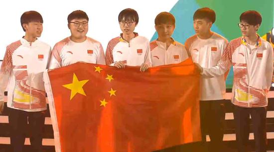 Chinese League of Legends players hold the national flag after winning the gold medal. /Screenshot from YouTube