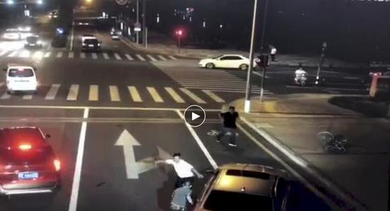 A screen shot from a video showing the knife attack at Kunshan. (Photo/China Daily)