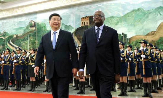 President Xi Jinping accompanies Burkina Faso's President Roch Marc Christian Kabore at a welcoming ceremony on Friday at the Great Hall of the People in Beijing. （Photo by Wang Zhuangfei/China Daily）