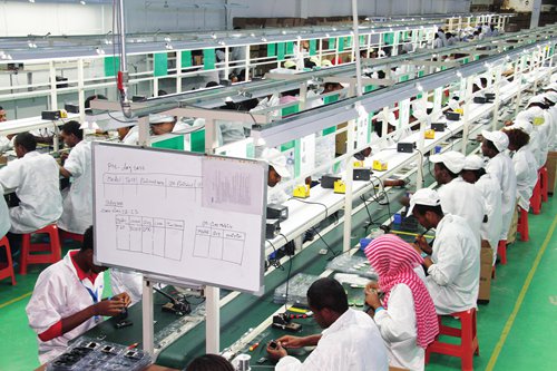 Staff work at Transsion's factory in Ethiopia. (Photo/Courtesy of Transsion)