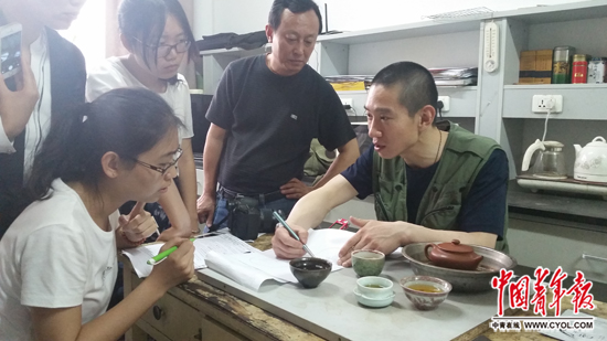Han Chunyu (sitting) introduces his scientific finding to journalists from China Youth Daily. (Photo/www.cyol.com)