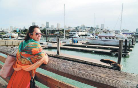 A Chinese tourist enjoys sights of Fisherman's Wharf, San Francisco, California. (Provided to China Daily)