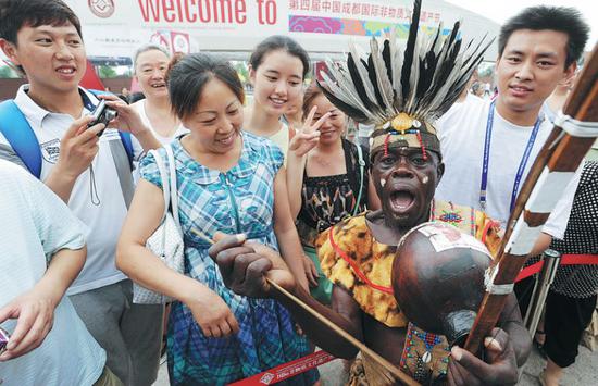 An artist from the Democratic Republic of Congo plays a traditional local musical instrument during a cultural show in Chengdu, Sichuan province. （Yu Ping / For China Daily）