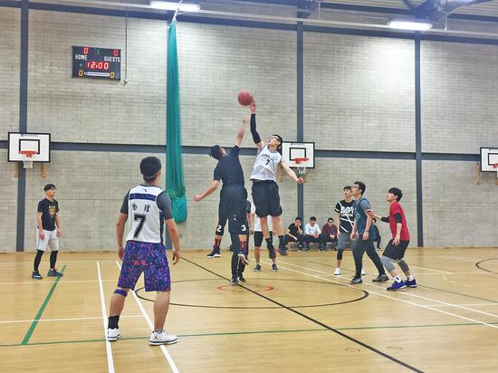 Chinese students play basketball at the University of Greenwich. (Photo provided to China Daily)