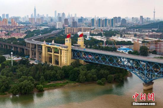 Photo taken on August 27, 2018 shows the renovated Nanjing Yangtze River Bridge in Jiangsu. (Photo/China News Service)