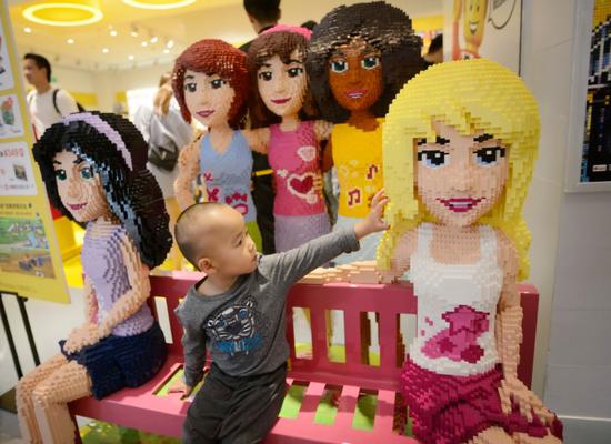 A child plays at the Lego section of a department store in Guangzhou, capital of Guangdong province. (Photo provided to China Daily)