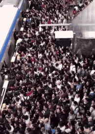 Rush hour during one of subway stops in Beijing. /Screenshot via Wechat