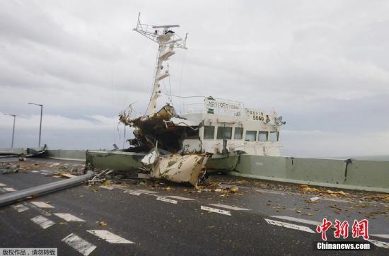 A passenger liner, under the influence of typhoon Jebi, bumps against a bridge that links Kansai International Airport and the land in western Japan, Sept. 4, 2018.  (Photo/Agencies)