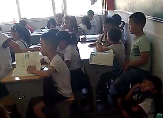 A classroom full of students in Danfeng county, Shaanxi province. （Photo from Sina Weibo）