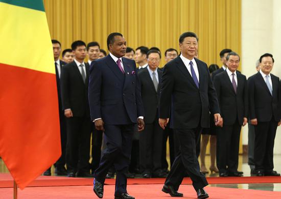 President Xi Jinping accompanies Republic of Congo President Denis Sassou Nguesso at a welcoming ceremony held in the Great Hall of the People in Beijing on Wednesday. (FENG YONGBIN / CHINA DAILY)
