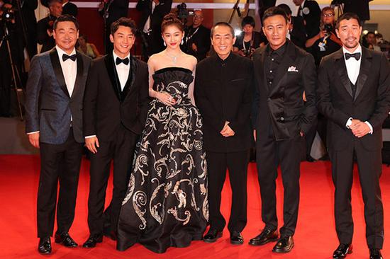 Director Zhang Yimou and his cast members pose for a red-carpet photo at the world premiere of Shadow during 75th Venice International Film Festival in Venice, Italy, Sept. 6, 2018.  (Photo provided to China.org.cn by Le Chuang Entertainment)