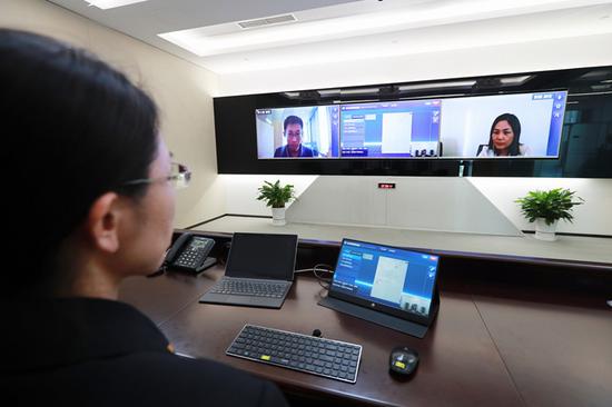 A judicial official at the new Beijing Internet Court demonstrates on Sunday how cases are tried online. (Photo/CHINA DAILY)