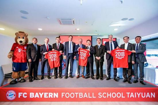 Representatives from FC Bayern and Shanxi Sports Bureau attend the signing ceremony for the opening of the FC Bayern Football School Taiyuan at the Allianz Arena in Munich, German, on Sept 6. (Photo/China Plus)