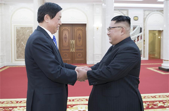 Li Zhanshu (L), special representative of General Secretary of the Communist Party of China (CPC) Central Committee and Chinese President Xi Jinping, a member of the Standing Committee of the Political Bureau of the CPC Central Committee and chairman of the Standing Committee of the National People's Congress, presents a signed letter from Xi to Kim Jong Un, chairman of the Workers' Party of Korea (WPK) and chairman of the State Affairs Commission of the Democratic People's Republic of Korea (DPRK), in Pyongyang, the DPRK, Sept. 9, 2018.(Xinhua/Li Tao)