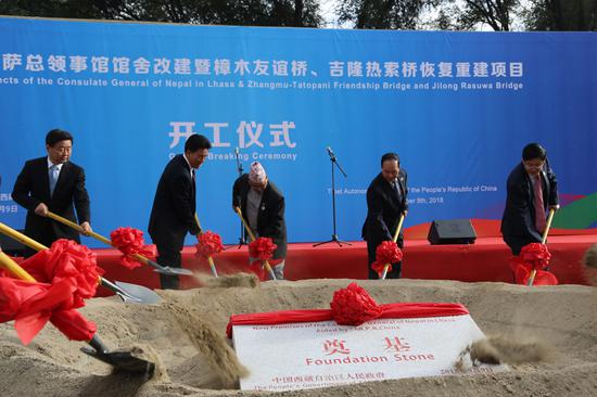 Officials of the Tibet autonomous region and Nepal participate on Sunday in a groundbreaking ceremony for a new Nepal consulate general in Lhasa, together with the Zhangmu-Tatopani Friendship Bridge and Gyirong Rasuwa Bridge. (Photo by PALDEN NYIMA/CHINA DAILY)