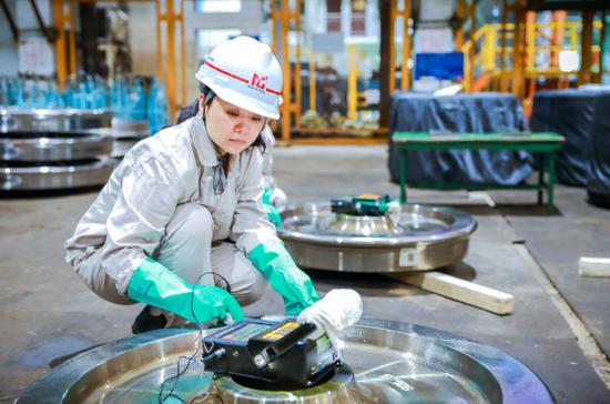 A quality-control engineer inspects a high-speed train wheel at the plant of Ma Steel in Ma'anshan, East China's Anhui province. (Photo by Zhang Mingwei/For China Daily)