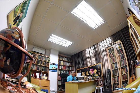 William Brown works in his office at Xiamen University in Xiamen, southeast China's Fujian Province, June 14, 2018. (Xinhua/Zhang Guojun)