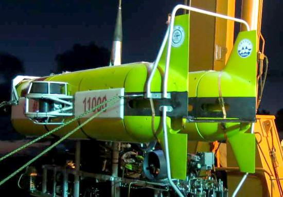 Hailong 11000, a Chinese robotic submersible aboard the Dayang 1 scientific research vessel, is about to dive in the northwest Pacific Ocean on Sept. 1. (Photo provided to China Daily)