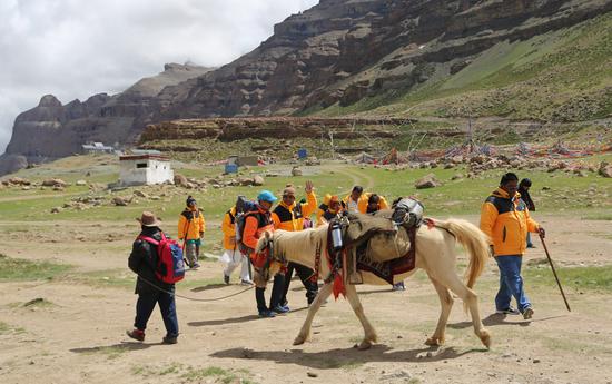 For local nomads offering transportation by horse and yak, the pilgrimage of thousands of people from India to Tibet's Mount Kailash is a moneymaker. (Photo/CHINA DAILY)