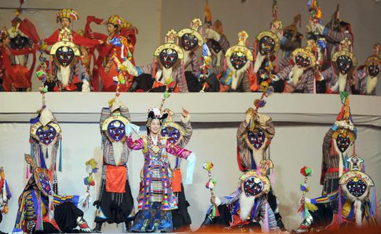 Artists perform a Tibetan dance routine at the Fourth China Tibet Tourism and Cultural Expo on Friday. (Photo by Phenthok/Tibet Daily)