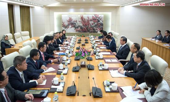Chinese State Councilor and Foreign Minister Wang Yi meets with Committee of Permanent Representatives (CPR) to ASEAN delegation in Beijing, capital of China, Sept. 10, 2018. (Xinhua/Zhai Jianlan)